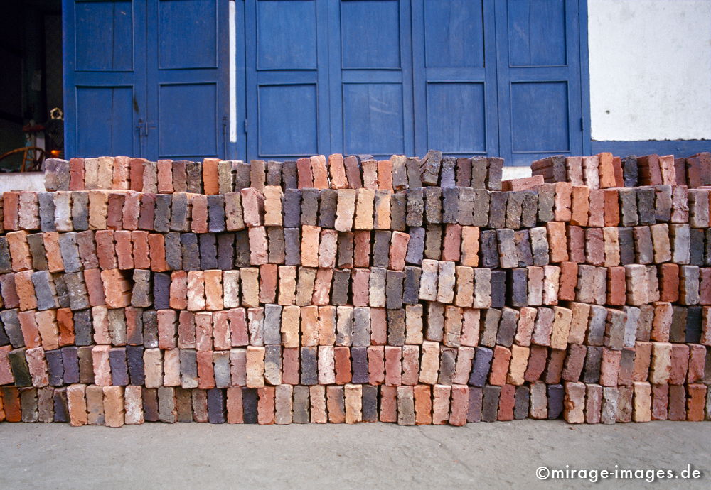 Bricks
Luang Prabang Mekong
Schlüsselwörter: bauen, Handarbeit, Restauration, Arbeit, Reise, Ziegel, Ziegelstein, Erdfarben, Erdtöne, Stapel, Stein, stone, Tradition, Mauer, aufgeschichtet, stapeln, Erde, Lehm, gebrannt, brennen, Architektur, Wiederaufbau, Mekong,