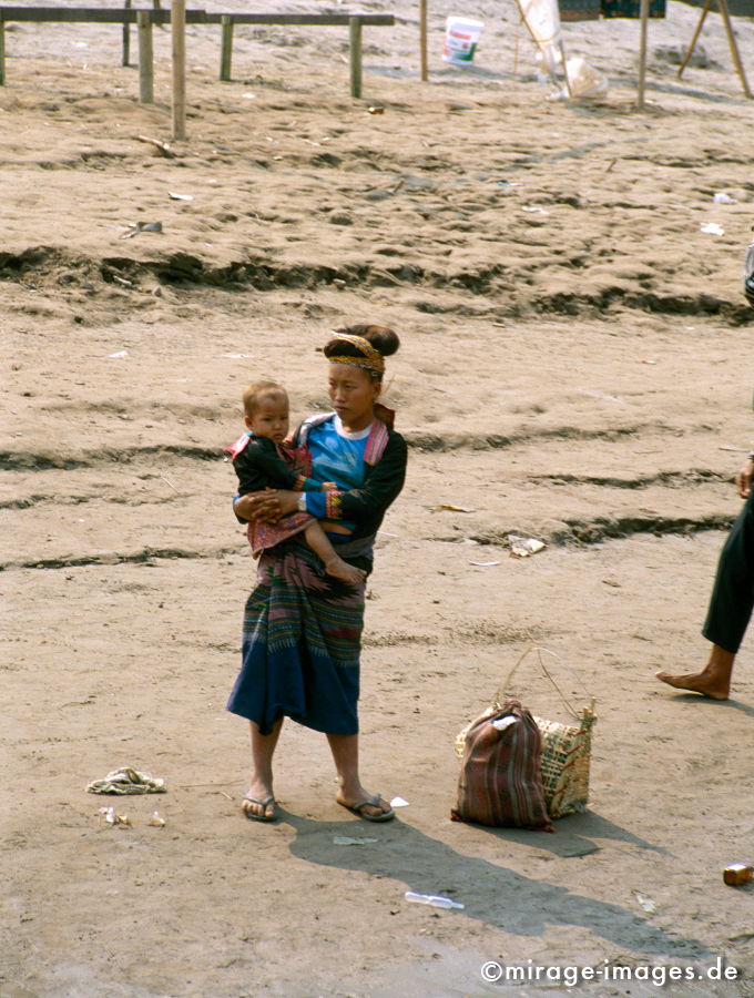 Hmong Frau mit Kind
Mekong
Schlüsselwörter: mixed1, Südost Asien, Indochina, Entwicklungsland, Fernreise, Kultur, Gesellschaft, Tourismus, Sozialismus, Volksrepublik Laos, Ethnisch, Ethnie, Volksgruppe, Tradition, Minderheit, Kind, Mutter, jung, Mädchen