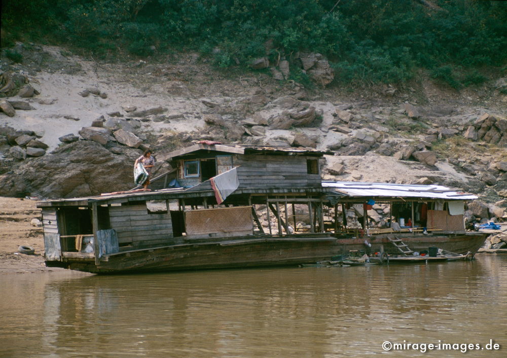 Houseboat
Mekong
Schlüsselwörter: Südost Asien, Indochina, Entwicklungsland, Fernreise, Kultur, Gesellschaft, Tourismus, Sozialismus, Volksrepublik Laos, Sand, Felsen, archisch, Reise, Wasser, water, Fluss, Stein, Schiff, Boot, Ufer,