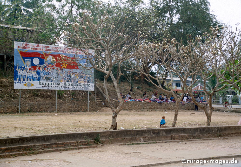 Market & Revolution
Luang Prabang
Schlüsselwörter: Südost Asien, Indochina, Entwicklungsland, Fernreise, Kultur, Gesellschaft, Tourismus, Sozialismus, Volksrepublik Laos, Reise, Propaganda, Sozialismus, Revolution, Markt, Hmong, Fahnen, Plakat, runtergekommen, überlebt,