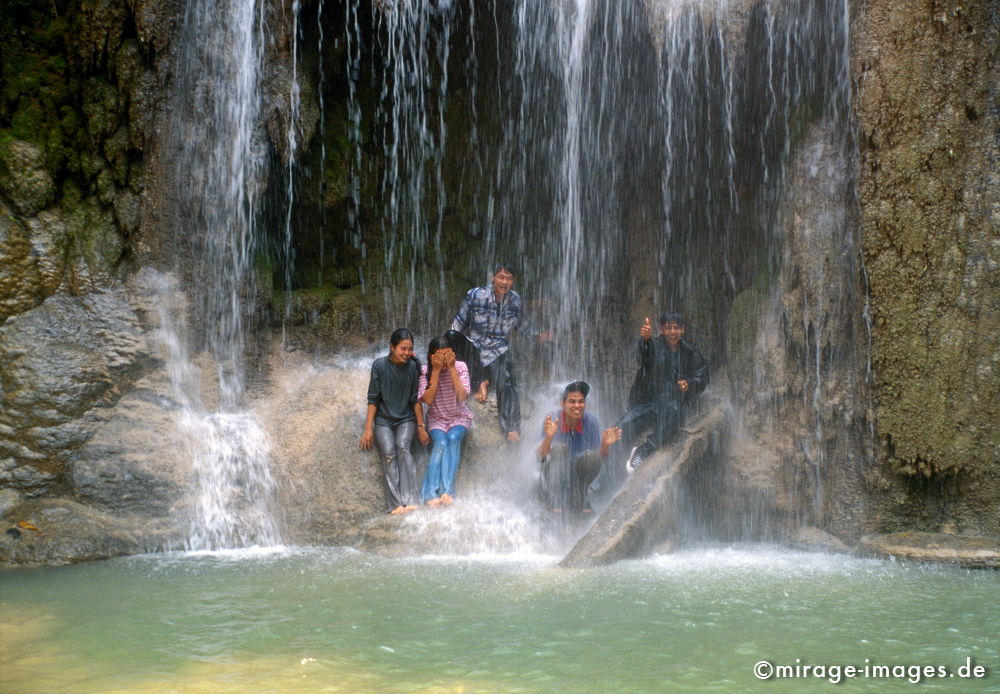 Having a Bath
Tat Kuang Xi Waterfall
Schlüsselwörter: Jugendliche, Abkühling, Wasserfall, Spass, Freude, Dusche, Mädchen, Jungen, bekleidet, nass, Südost Asien, Indochina, Entwicklungsland, Fernreise, Kultur, Gesellschaft, Tourismus, Sozialismus, Volksrepublik Laos, Reise, Tropen,