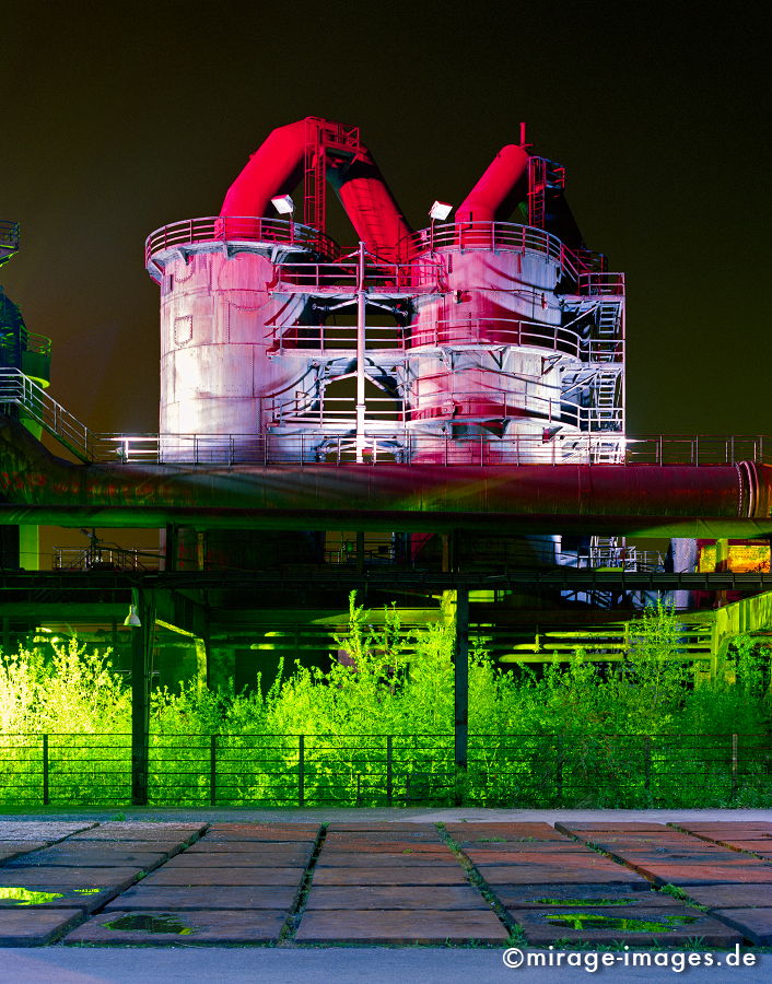 Piazza Metallica
Landschaftspark Duisburg 

Schlüsselwörter: Ruhrgebiet, Industriegeschichte, Revier, Industrie, Industrieruine, Stahlwerk, Rost, Eisen, Stahl, Kulturhauptstadt 2010, Industriekultur, Verfall, nachts, beleuchtet, bunt, Licht, Kunst, Strukturwandel, Attraktion, baufällig, Gebäude, Fabrik, Werk, Rui