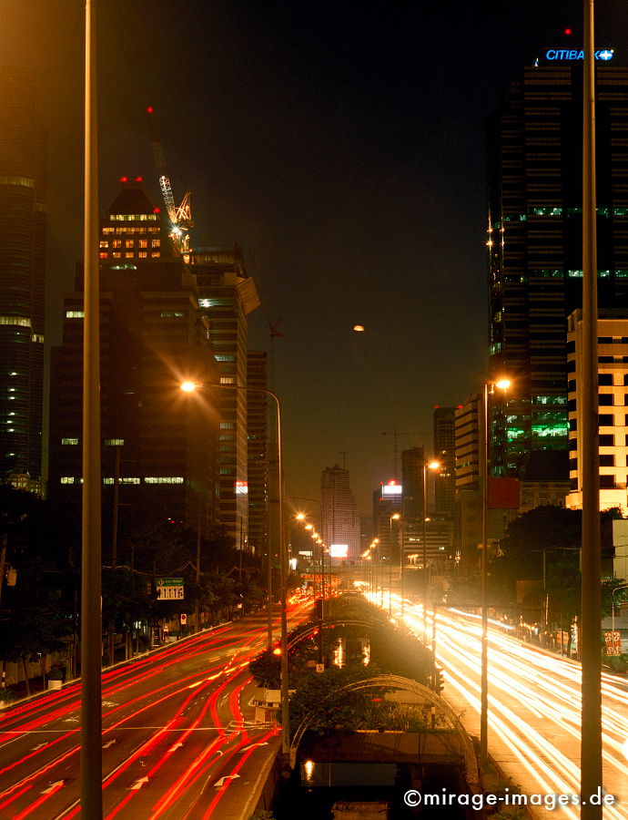Main Street
Bangkok
Schlüsselwörter: Südost Asien, Tourismus, Reise, Fernreise, reisen, Urlaub, Ferien, Touristenattraktion, Reiseziel, Kultur, Tropen, nachts, Strasse, Verkehr, beleuchtet, Hochhäuser, Metropole, Lichter, Grossstadt,