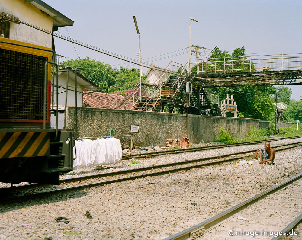 Train and Slum
Bangkok
Schlüsselwörter: urbanlife1, Großstadt, Metropole, urban, Stimmung, Weltstadt, modern, chrittlich, Zug, Verkehr, Verkehrsmittel,
