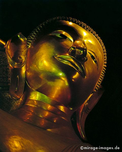 Head of the reclining Buddha Wat Po 
Bangkok
Schlüsselwörter: Kraft, Verehrung, Kult, Meditation, Buddhismus, Religion, Schrein, Spiritualität, Anbetung, Ruhe, Natur, Frieden, heilig, Entspannung, entspannen, Glauben, gläubig, religiös, Kontemplation, Liebe, Menschlichkeit, Tempel, Buddha, Kunst, gold, Nirvana, 