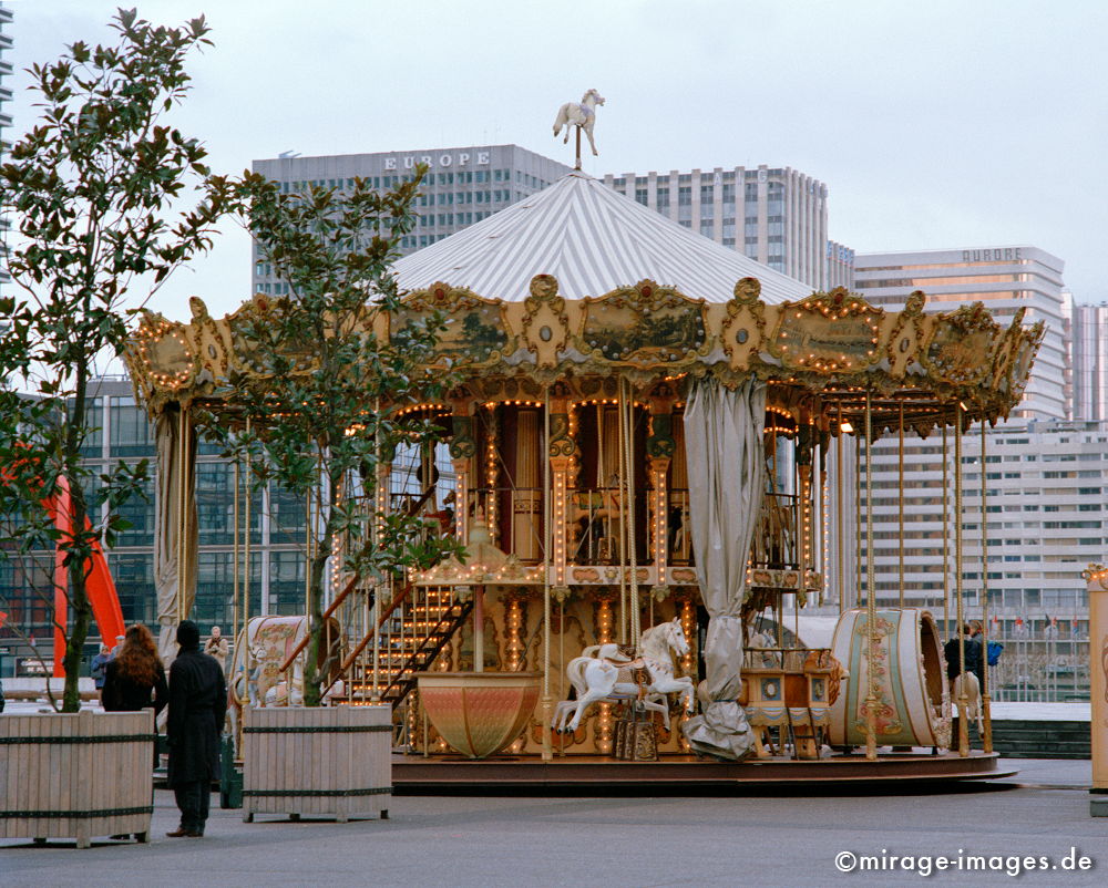 Kinderkarussell
La Grande Arche La Defense Paris
Schlüsselwörter: Europa, europäisch, Metropole, Frankreich, Paris, europäisch, Tourismus, Reiseziel, Sehenswürdigkeit, Karussell, Kinder, alt, antik, beleuchtet, Winter, gold, Jahrmarkt, Freizeit, spielen, romantisch, Platz, grau, trostlos, öde, leer,