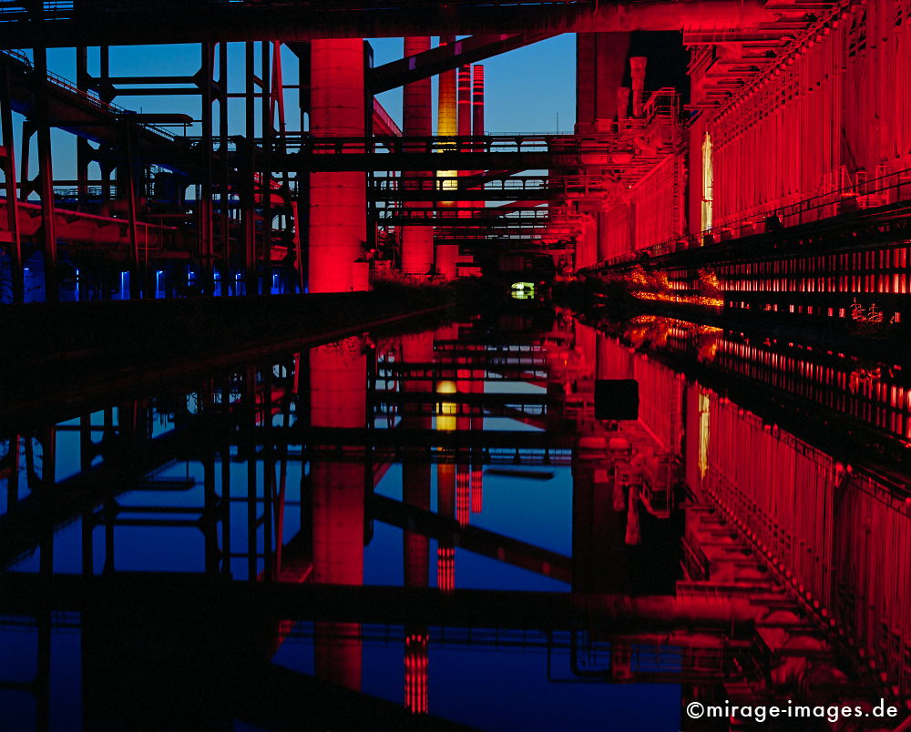 Kokerei Zollverein
Essen Katernberg
Schlüsselwörter: Kunst, Industriekultur, IBA, Strukturwandel, Ruhrgebiet, Bergbau, Montanindustrie, Nordrhein Westfalen, Energie, Stahl, Landschaft, Schwerindustrie, Errinnerung, nachts, Lichtkunst, rot, beleuchtet, Spiegelung, Wasser, Kulturhauptstadt 2010