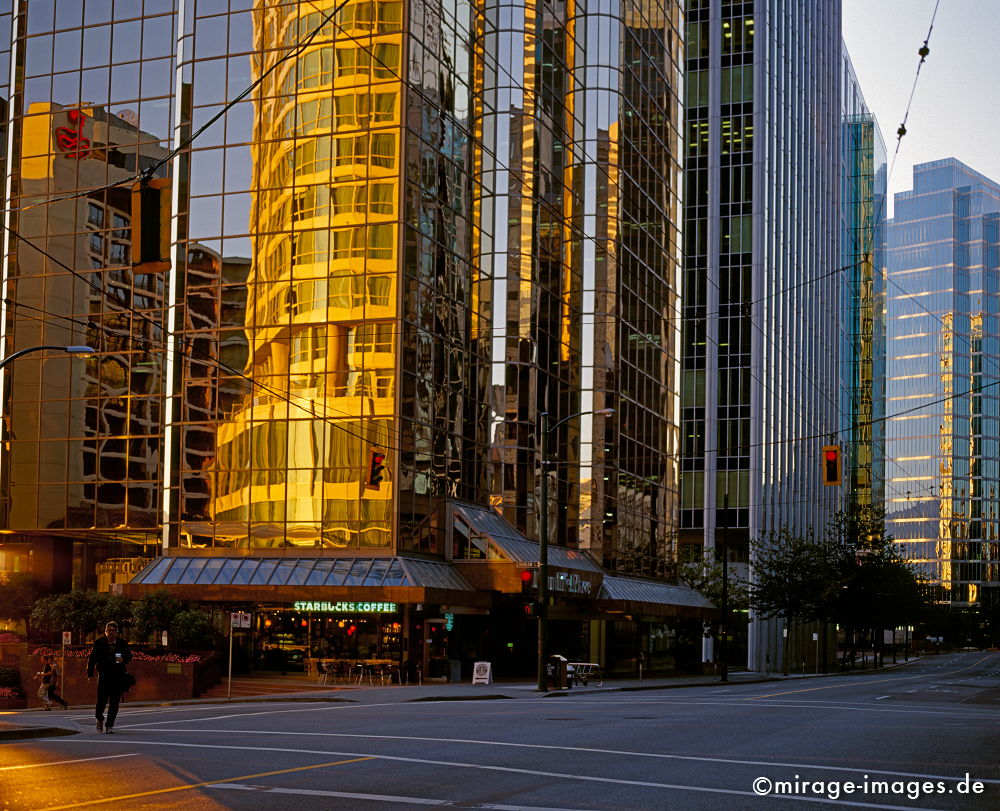 dawn in Vancouver
British Columbis
Schlüsselwörter: Großstadt, Metropole, urban, Glas, Stahl, Fassade, Architektur, Spiegelung, Spiegel, Stimmung, gold, Weltstadt, Reichtum, Wohlstand, modern, Geschäfte, einkaufen, Zentrum, Fortschritt, fortschrittlich, liberal, Hochhäuser, Strasse, Verkehr, Konsum,