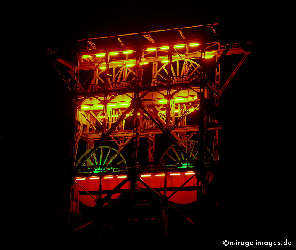Zeche Hugo Cosolidation 
Gelsenkirchen - Bismarck
Schlüsselwörter: nachts, beleuchtet, Landmarke, rot, gelb, Bergbau, Montan, Industrie, Denkmal, Errinnerung, Kohle, Stahl, IBA, Strukturwandel, Kunst, Licht, Industriekultur, Industrieromantik, Ruhrgebiet, Industriegeschichte, Revier, Industrie, Ruhrgebiet, Geschichte,