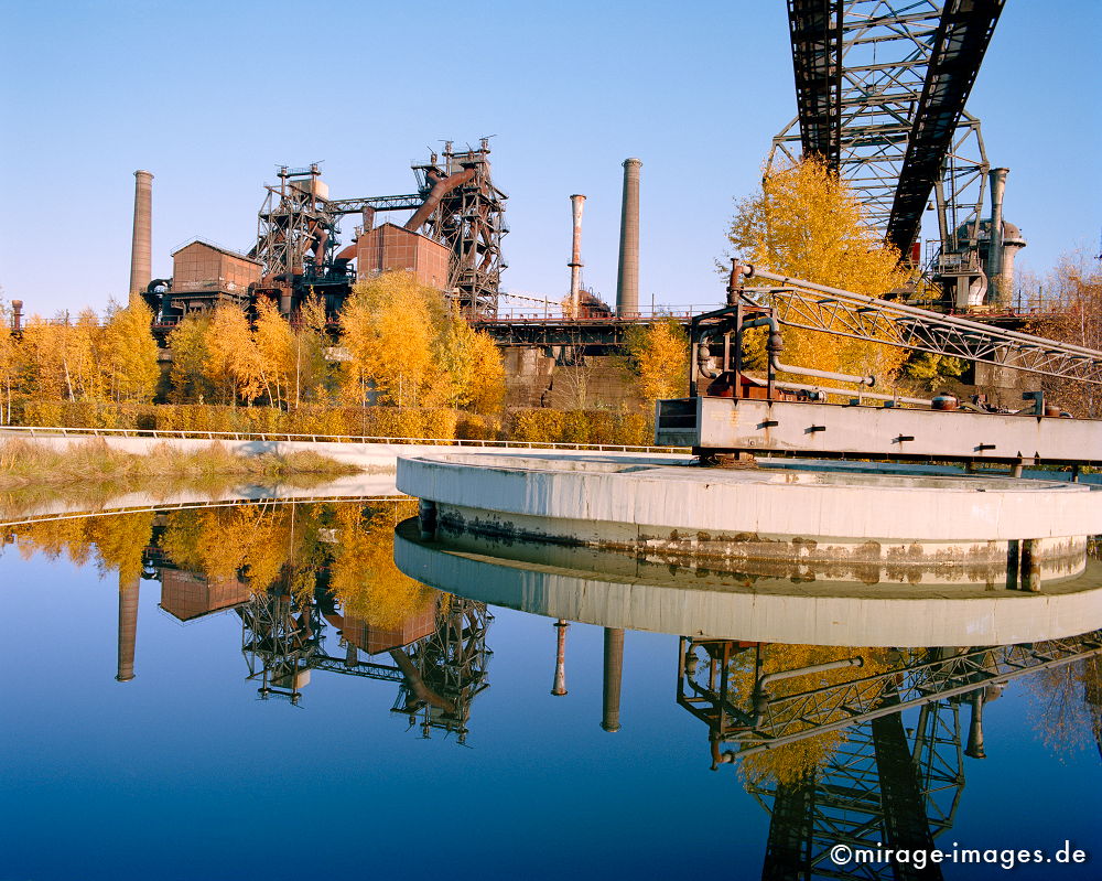 Klrbecken
Landschaftspark Duisburg 
Schlüsselwörter: Herbst, Industrie, Industrieruine, Stahlwerk, Rost, rust, Eisen, Stahl, Architektur, Arbeit, Verfall, Erosion, Zeitalter, Wasserspiegelung, Spiegel, Industriekultur,