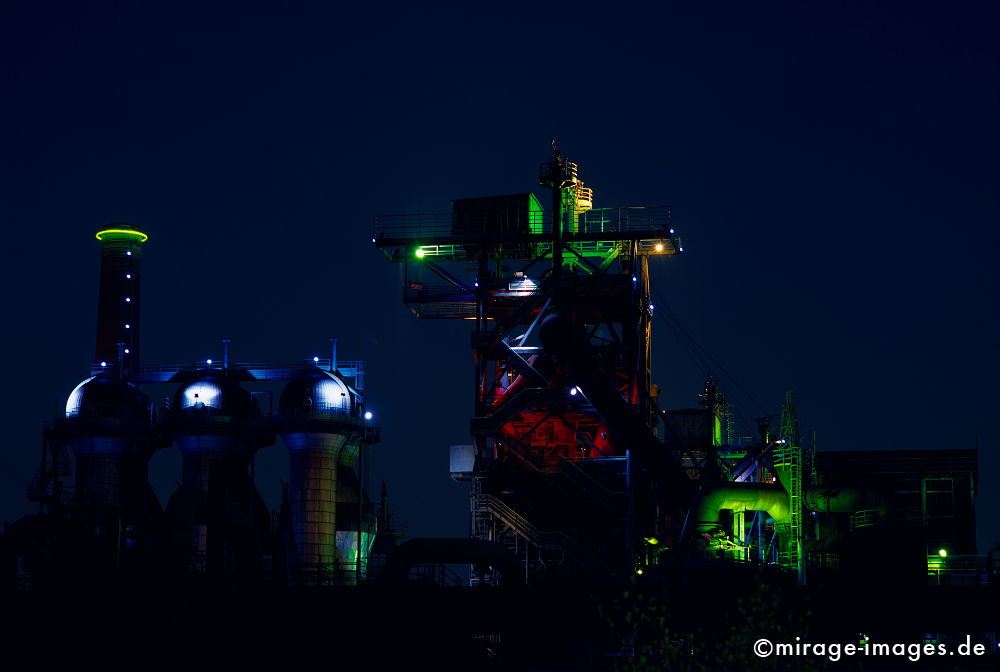 Stahlwerk Meiderich
Landschaftspark Duisburg 
Schlüsselwörter: nachts, beleuchtet, farbig, grn, blau, bunt, idyllisch, Zauber, beleuchtet, Tourismus, Lichtkunst, Kunst, Industrieromantik, Industriegeschichte, Ruine, IBA, Attraktion, Landmarke, Hochofen, Architektur, Erbe, Standort, Strukturwandel, Schwerindustrie,