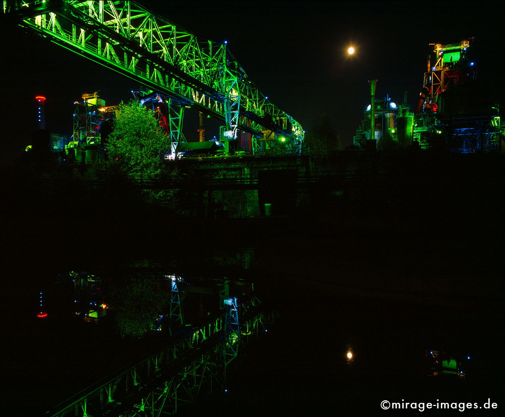 The Crocodile
Landschaftspark Duisburg
Schlüsselwörter: nachts, beleuchtet, farbig, grn, blau, bunt, idyllisch, Zauber, beleuchtet, Tourismus, Lichtkunst, Kunst, Attraktion, Landmarke, IBA, Industrieromantik, Nostalgie, Ausflugsziel, Denkmal, Hochofen, Ruine, Schwerindustrie, Industriekultur, Rost, Eisen,