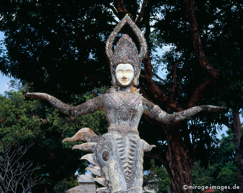 Goddess coming out of a dragon´s mouth
Buddhapark Xieng Khuan
Schlüsselwörter: Buddhismus, Religion, Skulptur, Stein, Gesicht, Kunst, Architektur, Schönheit, heilig, Skulpturenpark, vollendet, Traum, Ausdruck, Freizeit, Spiritualität, Sehenswürdigkeit, kraftvoll, Maske, entrückt, schwebend, jenseits, geheimnisvoll, Göttin,