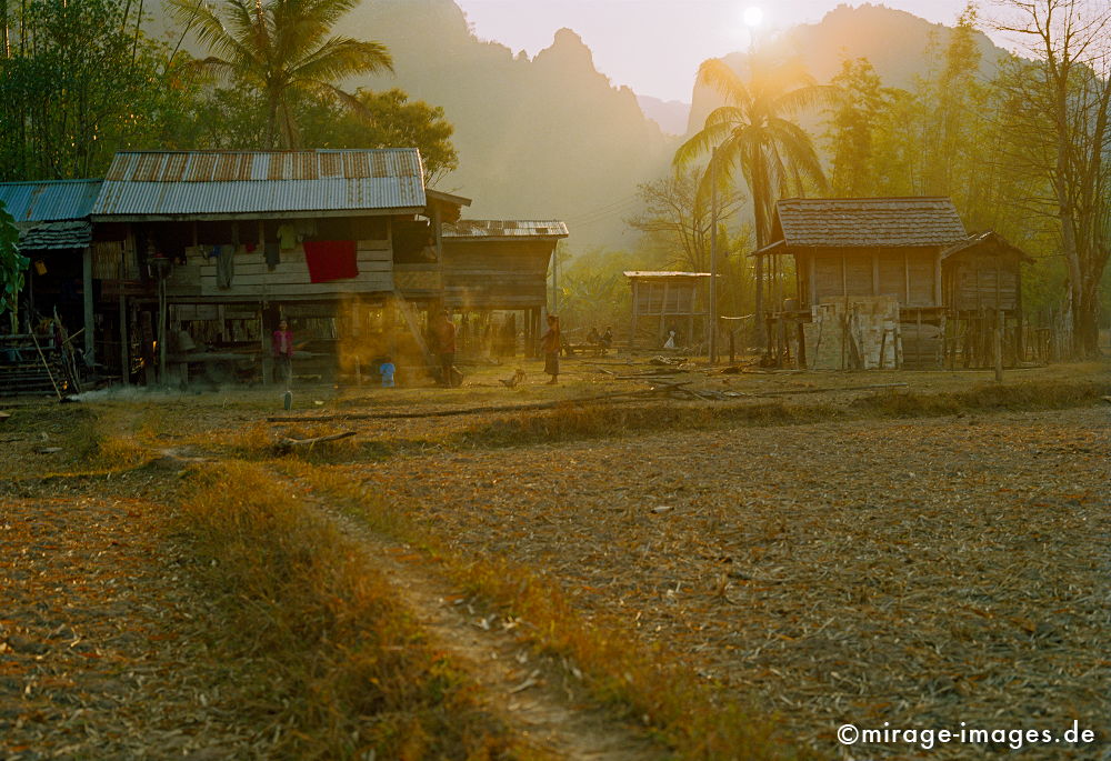 Basic Life
Khammouane
Schlüsselwörter: Dorf, Haus, Hütte, Bewohner, Wellblech, Dschungel, archaisch, Sonne, Gegenlicht, Abendstimmung, Staub, primitv, Dunst, Armut, Einfacheit, warm, erdig, Landleben, Reisfelder, Trockenheit, Palmen, gold, leuchten, Tradition, Berge,