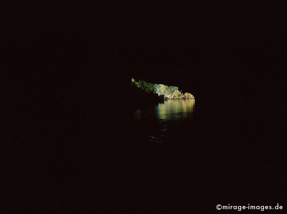 Back to the light
Khong Lor Cave Phou Hin Poun 
Schlüsselwörter: Stille, Ruhe, Natur, Landschaft, Sonne, Frieden, friedlich, Seele, romantisch, idyllisch, Kalkstein, Höhle, Felsen, Stein, Vegetation, verweilen, Dschungel, grün,