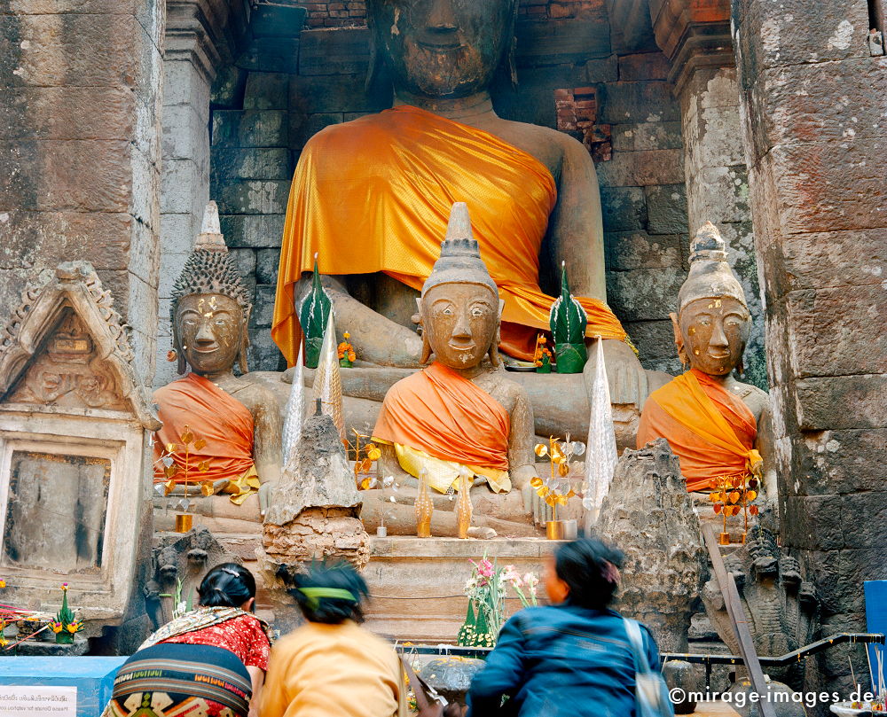 Holy Gremlins
Champasak
Schlüsselwörter: Verehrung, Räucherstäbchen, Opfer, Meditation, Buddhismus, Religion, Schrein, Spiritualität, Meditation, Anbetung, Ruhe, Kultur, Frieden, friedlich, heilig, Mysterium, Glauben, Liebe,