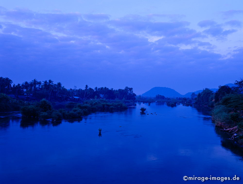 Blue Hour
Siphandone 4000 islands
Schlüsselwörter: Ruhe, Meditation, Gelassenheit, Südost Asien, blaue Stunde, Entwicklungsland, Reise, Fluss, blau, Weite, Natur, Landschaft, Wildnis, Himmel, Wolken, Dämmerung, sanft, Insel, Entspannung, entspannen,