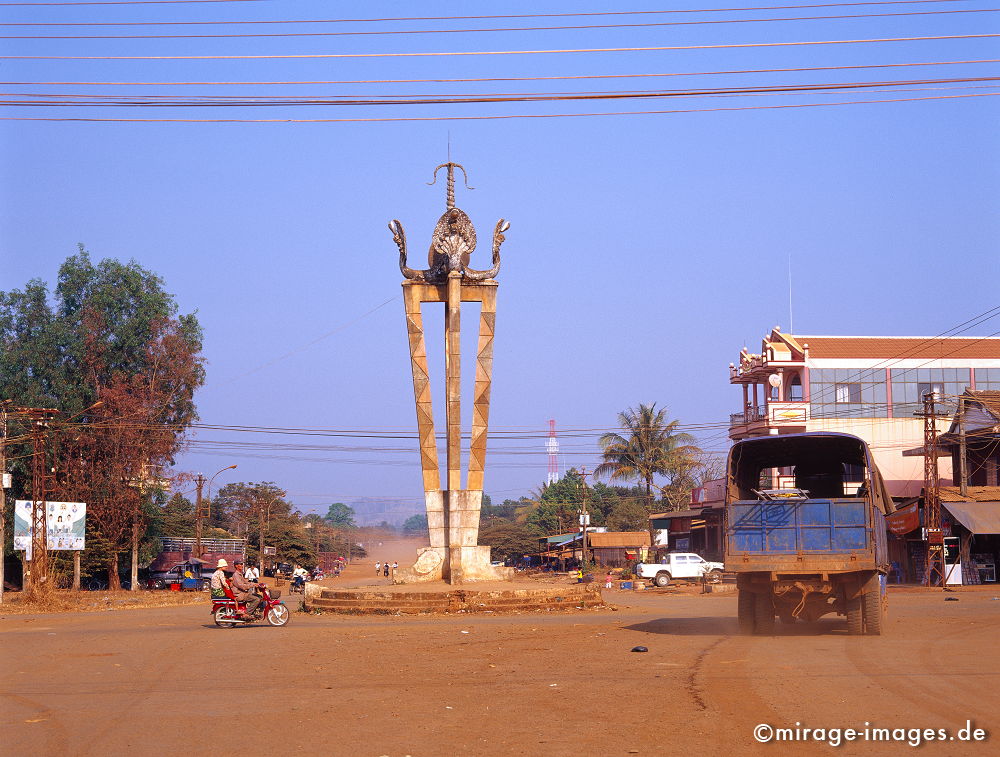 Unabhängigkeitsdenkmal
Ban Lung Ratanakiri
Schlüsselwörter: Staub, Strasse, Verkehr, Sozialismus,