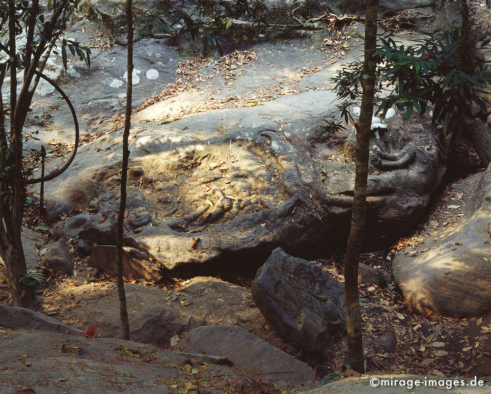 in Stein gehauenen Skulpturen im Flussbett der 1000 Lingas
Kulen Mountains Siem Reap
Schlüsselwörter: Stein, Frau, Skulptur, Fluss, Fruchtbarkeit, Trockenheit, Buddhismus, Religion, Spiritualität, Khmer, weiblich, Frieden, friedlich, heilig, Entspannung, entspannen, ethnisch, Mythologie, Naturreligion, Schönheit, Harmonie, edel, Anmut, Natur, natürlich