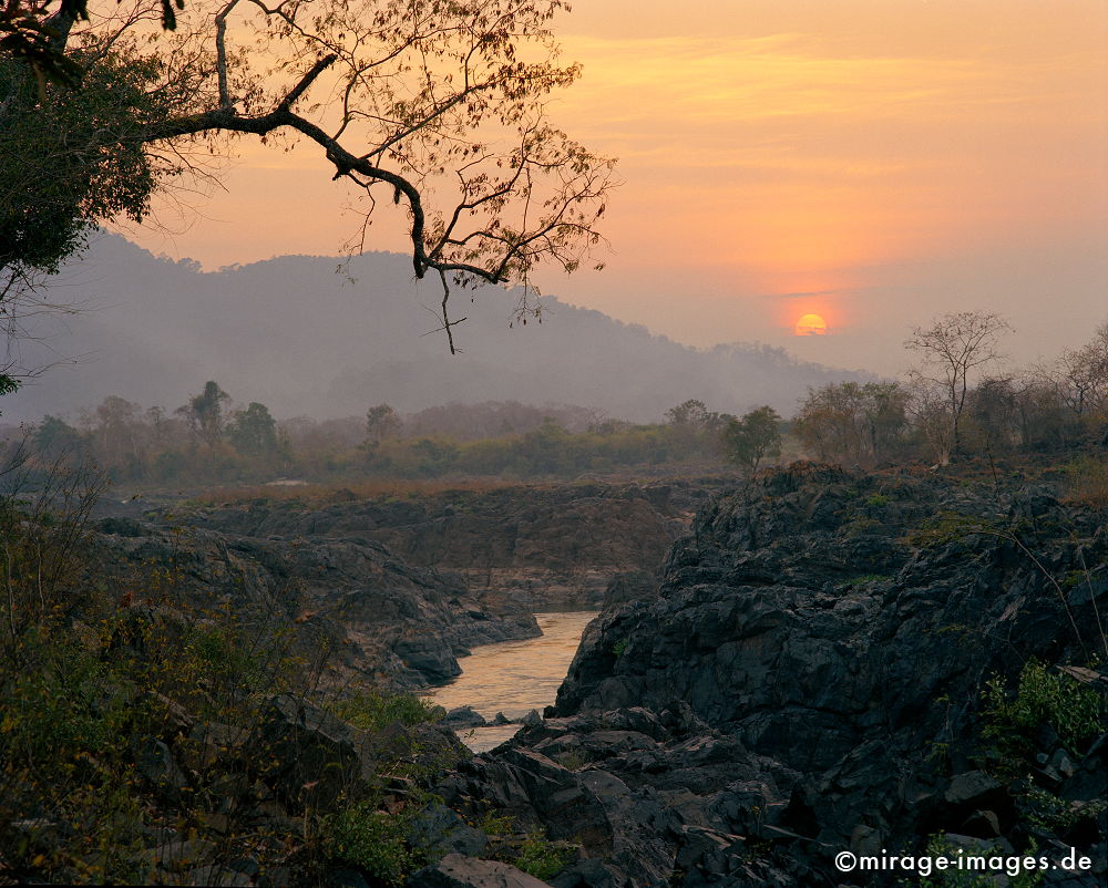 Mekong Sunset
Siphandone 4000 islands
Schlüsselwörter: Wasser, Inseln, Fluss, Mekong, Abendstimmung, Sonne, Sonnenuntergang, Wildnis, natürlich, ursprünglich, Ruhe, romatisch, idyllisch, Natur, Landschaft, rot, zerklüftet, Felsen, zeitlos, rau, rauh, Vegetation,