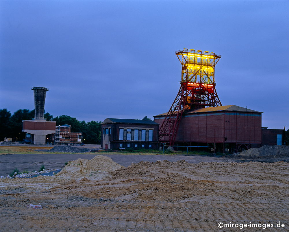Zeche Hugo Cosolidation
Gelsenkirchen - Bismarck
Schlüsselwörter: Zeche, Förderturm, Industrie, Industriekultur, Montan, Bergbau, Licht, Lichtkunst, leuchten, Dämmerung, abends, Gelände, Umbau, Strukturwandel, Sehenswürdigkeit,