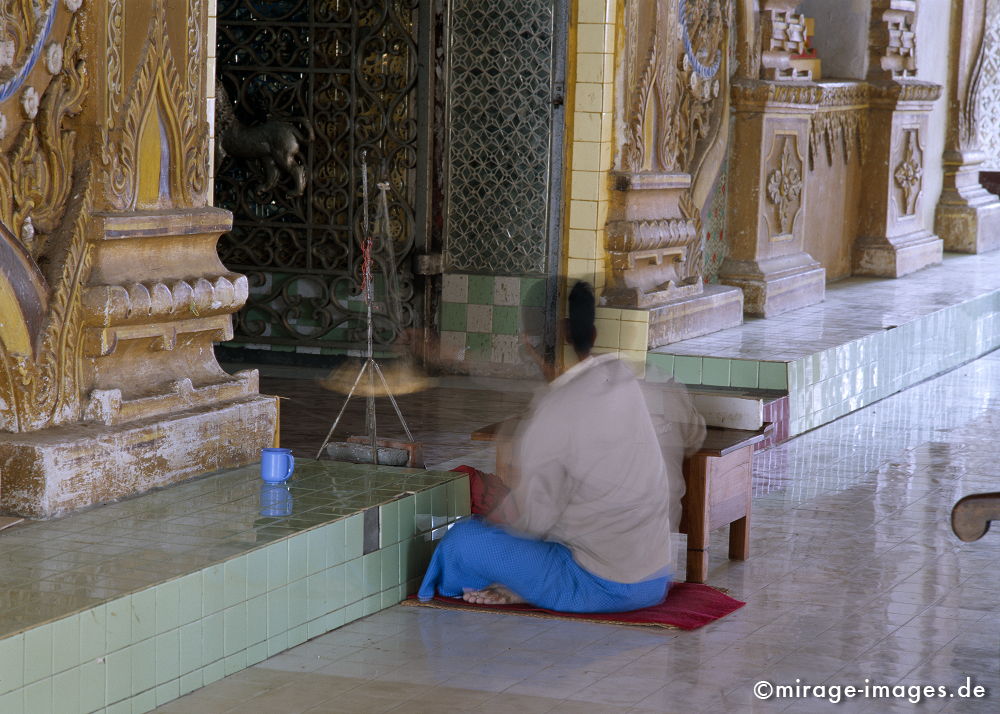 Mandalay Hill
Mandalay
Schlüsselwörter: meditation1, Kraft, Verehrung, Kult, Opfer, Meditation, Buddhismus, Religion, Schrein, Spiritualität, Anbetung, Ruhe, Natur, Frieden, heilig, Entspannung, entspannen, Glauben, gläubig, religiös, Kontemplation, Liebe,