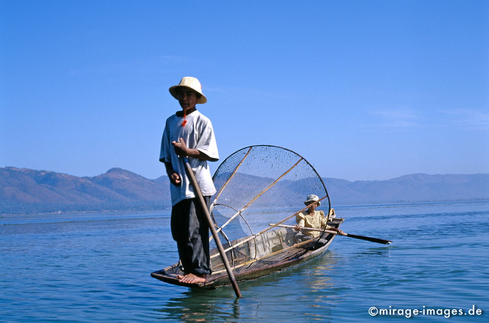 Inle Lake
Shan State
Schlüsselwörter: mixed1, Einbeinruderer, blau, Fischer, Asien, schwimmende Gärten, Entwicklungsland, Boot, See, Ernährung, Essen, Junge, Mädchen, Jugendlicher, Ruhe, Birma, Burma,
