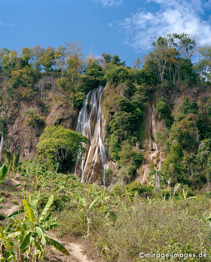 Waterfall
Hsipaw (Thibaw)
Schlüsselwörter: Urweltlandschaft, Wasserfall, fließen, Dschungel, Wildnis, Wasser, Fluss, Ruhe, Natur, Landschaft, Pflanzen, vegetation, klar, rein, Ökologie, üppig, Birma, Burma, Südost Asien, Morgenland, Unterdrückung, Tropen, Armut, Fernreise, Reise, Kultur, Tour