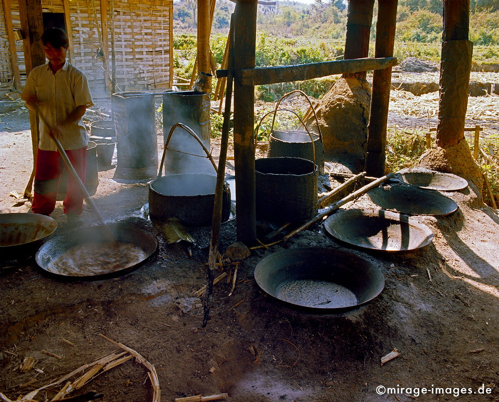 Zuckerherstellung
Hsipaw 
Schlüsselwörter: mixed1, süss, sweet, Burmese, Dampf, Zucker, kochen, Hütte, rühren, Mensch, Mann, Person, Arbeit, Manufaktur, Handarbeit, Landwirtschaft, Wok, Karamell, Zuckerrohr, Lebensmittel, ländlich,