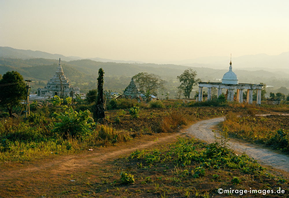 alte Tempelanlage
Hsipaw (Thibaw) Mandalay
Schlüsselwörter: Stein, alt, Heiligtum, Tempel, Kraft, Meditation, Buddhismus, Religion, Spiritualität, Ruhe, zeitlos, timeless, Architektur, Schönheit, Ruhe, Landschaft, Frieden, friedlich, heilig, Wege, Birma, Burma, Abendstimmung, Berge, warm, Südost Asien, Kultur,