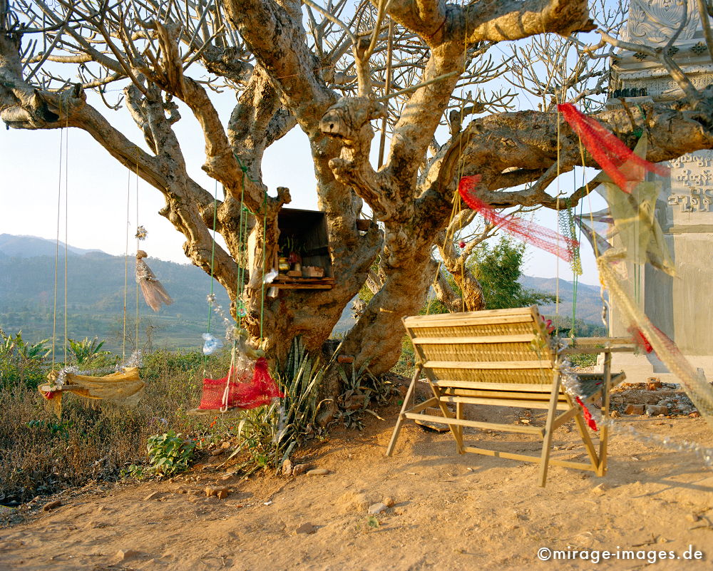 Luck
Hsipaw
Schlüsselwörter: Architektur, Schönheit, friedlich, heilig, Entspannung, entspannen, Frieden, Kontemplation, Liebe, Menschlichkeit, Kloster, Buddha, Geduld, authentisch, Sinnsuche, Schutz, beschützen, Aura, Lebensfreude, Zufriedenheit, Glück, Nirwana,