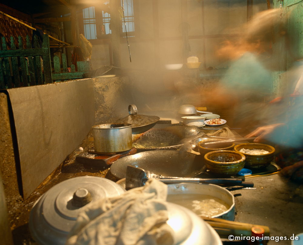 Burmese kitchen
Hsipaw
Schlüsselwörter: Reis, kochen, Asien, Dorf, Landleben, Kessel, Dampf, Essen, Gasthaus, guesthouse, Küche, kitchen, Zubereitung, kochen, Fernreise, Birma, Burma
