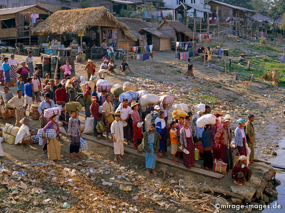 Crowded
Ayeryawady (Irrawady)
Schlüsselwörter: mixed1, Handel, Markt, Hütte, Bambus, braun, Wasser, chaotisch, Stroh, Entwicklungsland, Reise, travel, Asien, Verkehr, Burmesen, Ufer, Fluss, Müll, Dorf, Fernreise, Menschenmenge, warten,