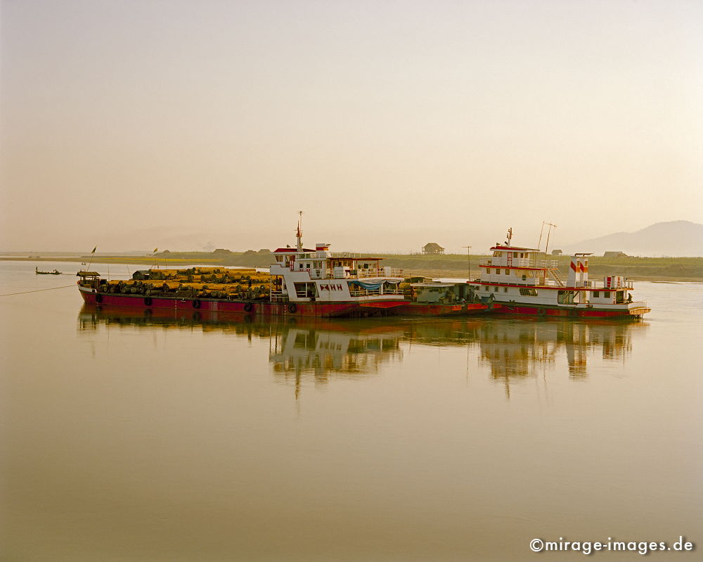 Logging Boats
Ayeryawady (Irrawady)
Schlüsselwörter: Handel, Markt, braun, Wasser, Verkehr, Ufer, Fluss, Raubbau, Schiff, Baum, teak, Bäume, Fracht, Transport, Entspannung, entspannen, Wirtschaft, Ausbeutung, ausbeuten, Rohstoffe, Resourcen, Einnahmequelle, spiegeln, Wasseroberfläche, Kahn, Kähne, Natur,