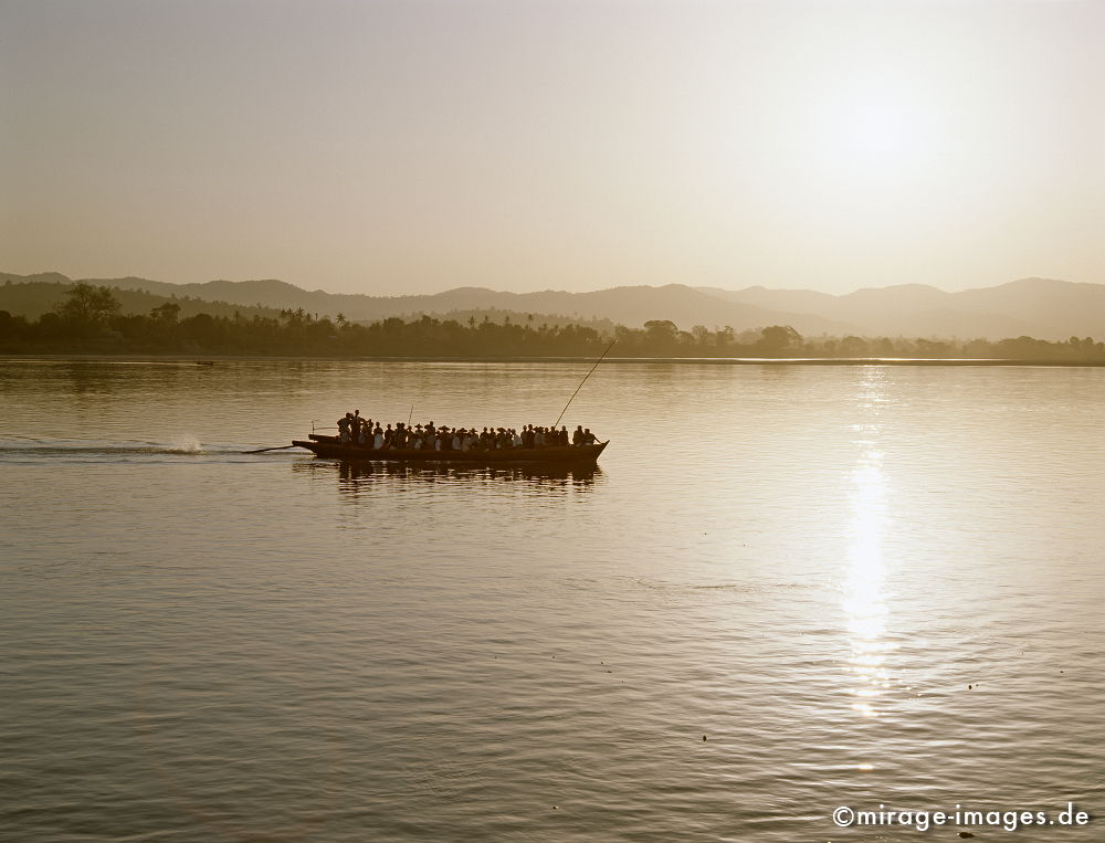 Passenger transportation
Irrawady
Schlüsselwörter: Wasser, Asien, Ruhe, geheimnisvoll, mystisch, Ferne, Weite, Fluss, Dämmerung, blass, fahl, Landschaft, Entspannung, Sonnenuntergang, Abend, abends, Magie, Stille, atmosphärisch, Stimmung, stimmungsvoll, Harmonie, Natur, Frieden, lautlos, windstill,