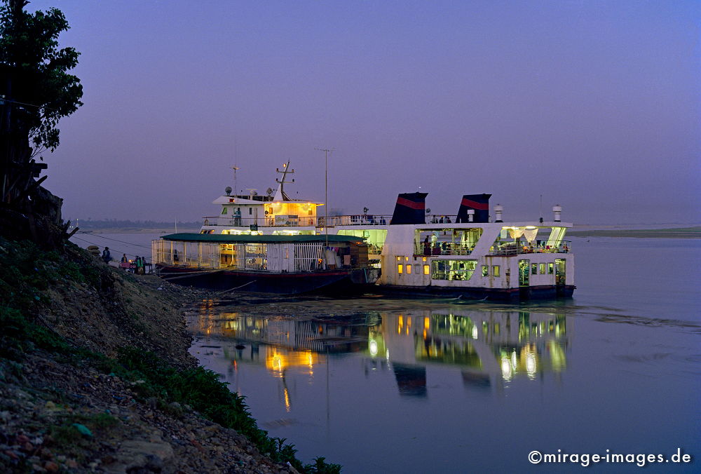 Ferry Boat
Katha
Schlüsselwörter: blau, Handel, Markt, Wasser, Verkehr, Burmesen, Ufer, Fluss, Abend, Fähre, beleuchtet, Transport, spiegeln, Dampfer, Wasseroberfläche, Licht, Wirtschaft, Fracht, Infrastruktur, romantisch, Schiffahrt, Nautik,