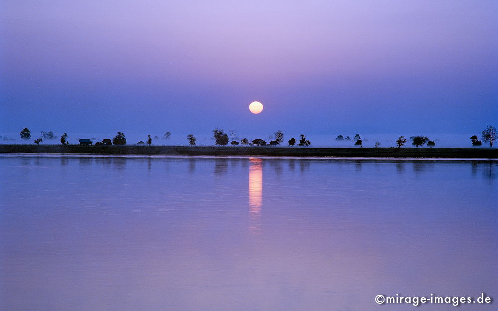 blue sunset
near Katha
Schlüsselwörter: blau, Wasser, Entwicklungsland, Reise, Asien, Ruhe, geheimnisvoll, mystisch, Ferne, Weite, Fluss, Nebel, Dämmerung, blass, fahl, Landschaft, Sonnenuntergang, Tropen, Fernreise, Entspannung, entspannen, Birma, Burma