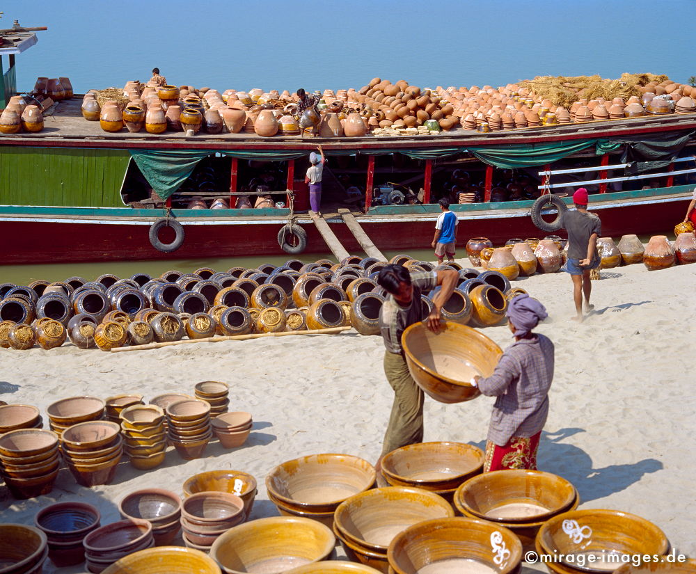 Tongefäße
Shwegu
Schlüsselwörter: Schiffahrt, shipping, Transport, Handel, Markt, Wasser, Verkehr, Burmesen, Ufer, Fluss, Ton, Krug, Schalen, Boot, Schiff, Sand, Mensch, Arbeit, Fracht, Transport, Wirtschaft, Einnahmequelle, Kahn, Kähne, Schiffahrt, Nautik, Handarbeit, entladen, laden,