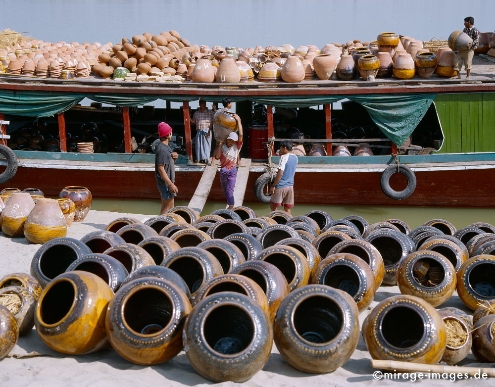 Boat of pots
Shwegu Irrawady
Schlüsselwörter: Schiffahrt, shipping, Transport, Handel, Markt, Wasser, Verkehr, Burmesen, Ufer, Fluss, Ton, Krug, Schalen, Boot, Schiff, Sand, Mensch, Arbeit, Fracht, Transport, Wirtschaft, Einnahmequelle, Töpfe, Schiffahrt, Schüsseln, Handarbeit, entladen, laden,