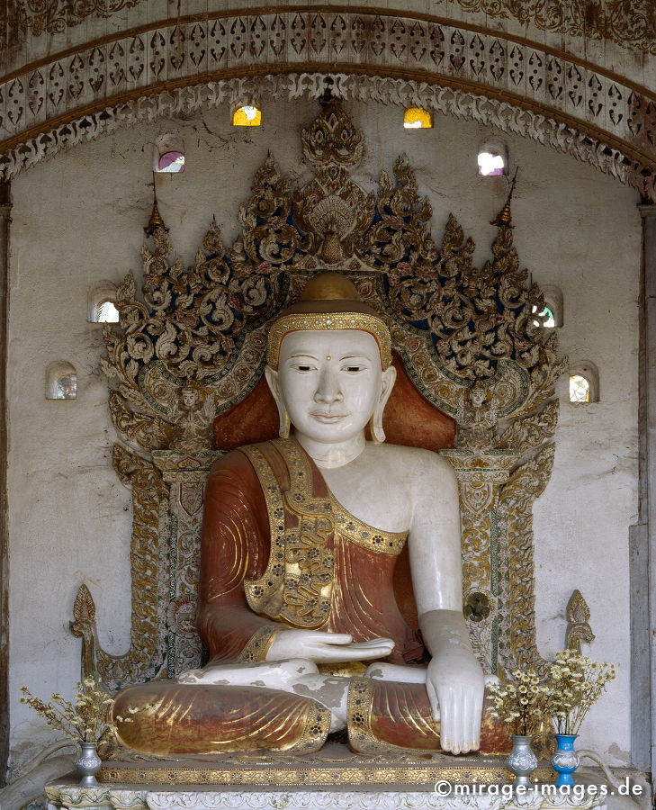 Buddha
Bhamo
Schlüsselwörter: Tempel, Meditation, Buddhismus, Religion, Spiritualität, Anbetung, Ruhe, Skulptur, zeitlos, Schönheit, Stille, Frieden, friedlich, heilig, Liebe, Menschlichkeit, Hand, Blumen, Liebe, Kloster, Buddha, Geduld, Würde, Glauben, Glück, Nirwana, Kunst, Geis