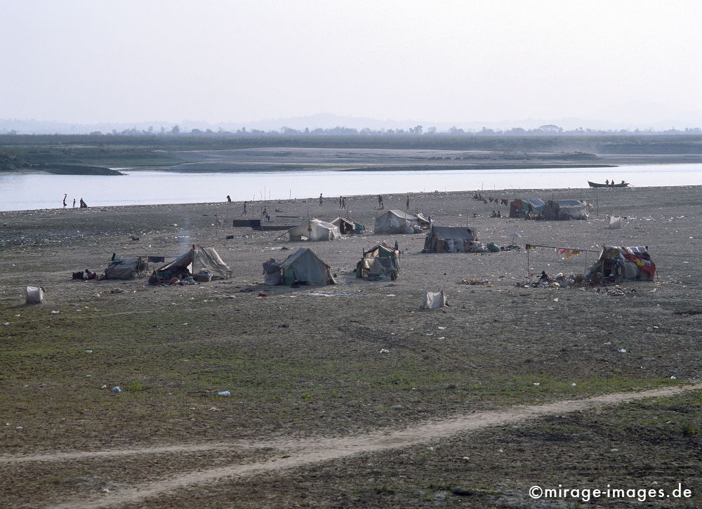 Camp
Bhamo
Schlüsselwörter: Fluss, Ufer, Armut, Notstand, Wasser, campen, primitiv, überleben, Kampf, grau, Militärdiktatur, Birma, Burma, Südost Asien, Morgenland, Unterdrückung, Tropen, Armut, Fernreise, Reise, Kultur, Tourismus, Entwicklungsland,