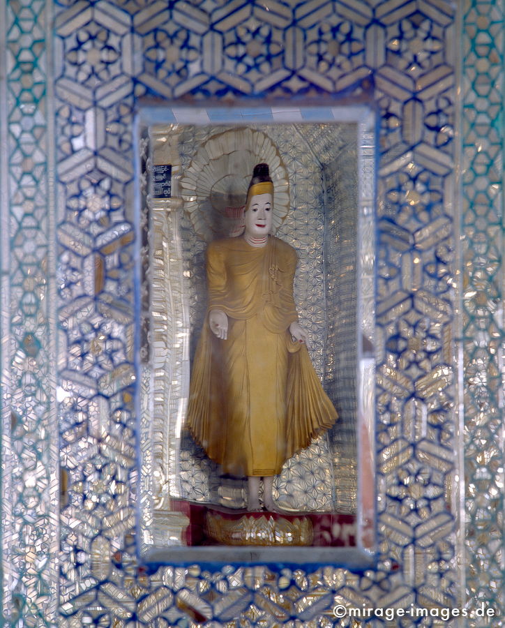 Buddha im Zerrspiegel
Mandalay Hill
Schlüsselwörter: Spiegel, Tempel, Kraft, Meditation, Buddhismus, Religion, Spiritualität, Anbetung, Ruhe, Kultur, Geschichte, Errinnerung, zeitlos, Architektur, Schönheit, Ruhe, Frieden, friedlich, heilig, Kontemplation, Liebe, Menschlichkeit, Birma, Burma, Asien