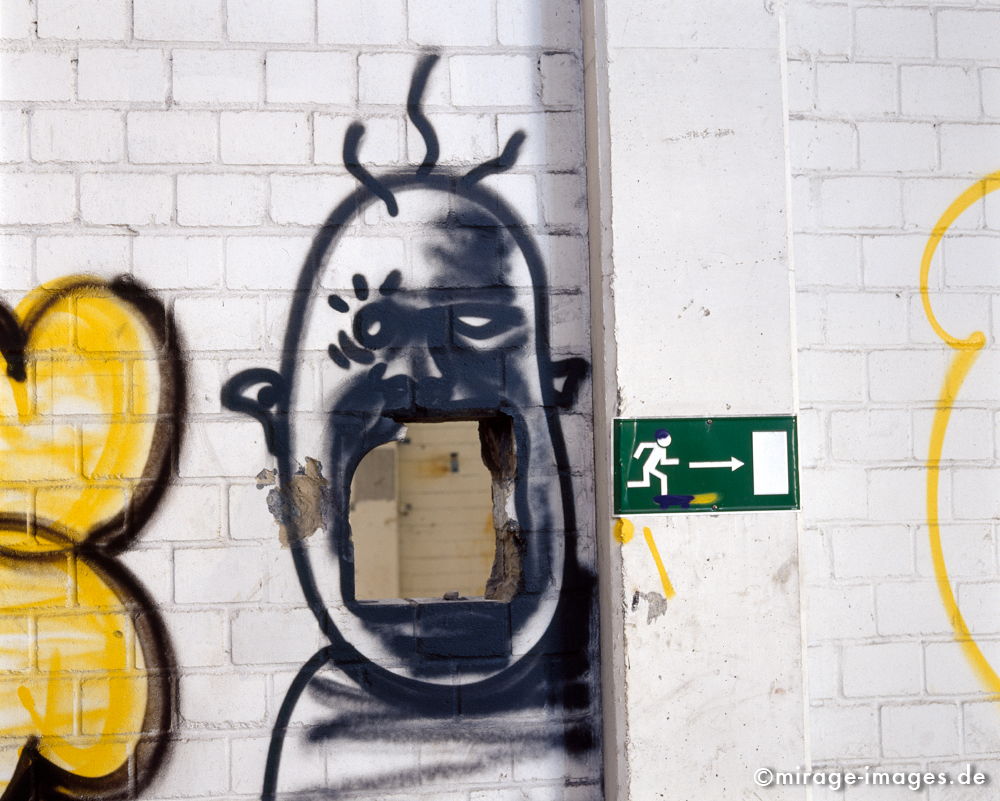 Notausgang
Kokerei Kaiserstuhl
Schlüsselwörter: Industrie, Industrieruine, Stahlwerk, Abbruch, Industrieanlage, Vergangenheit, Strukturwandel, grau, Abriss, Graffiti, Gesicht, Mund, Schrei, Jugend, Befindlichkeit, Schild,