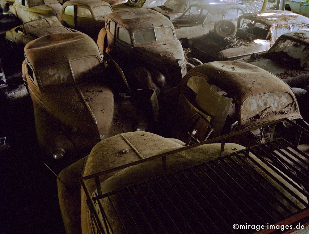 Junkyard
Kaufdorf Grbetal
Schlüsselwörter: Oldtimer, Staub, Verfall, morbid, Zeit, Auto, Verkehr, antik, Transport, Rost, Schmutz, verfallen, pittoresk, Nostalgie, Zeitalter, historisch, Geschichte, Relikt, gebraucht, verbraucht, Automobil, alt, ausgedient, Fetisch, Wrack, Technik, Technologie,