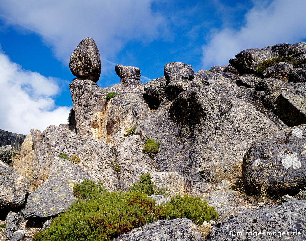 Rockformation
Serra da Estrela
Schlüsselwörter: Stein, Gletscher, Berge, Felsen, fantastisch, Magie, magisch, Fantasie, Geschichte, Geologie, Landschaft, Natur, natürlich, alt, surreal, unwirklich, Schönheit, Reise, rund, weich, ocker, Granit, Naturschutzgebiet, Reiseziel, Tourismus, geschützt,