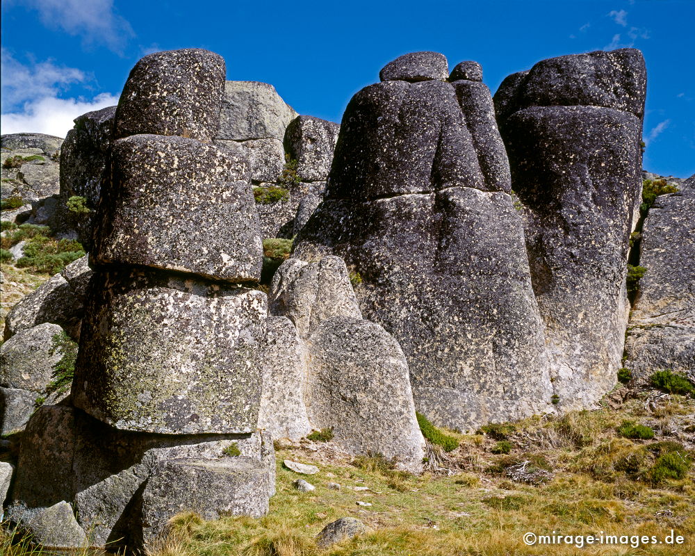 Rockformation
Serra da Estrela
Schlüsselwörter: Stein, Gletscher, Berge, Felsen, fantastisch, Magie, magisch, Fantasie, Geschichte, Geologie, Landschaft, Natur, natürlich, alt, surreal, unwirklich, Schönheit, Reise, rund, weich, ocker, Granit, Naturschutzgebiet, Reiseziel, Tourismus, geschützt,