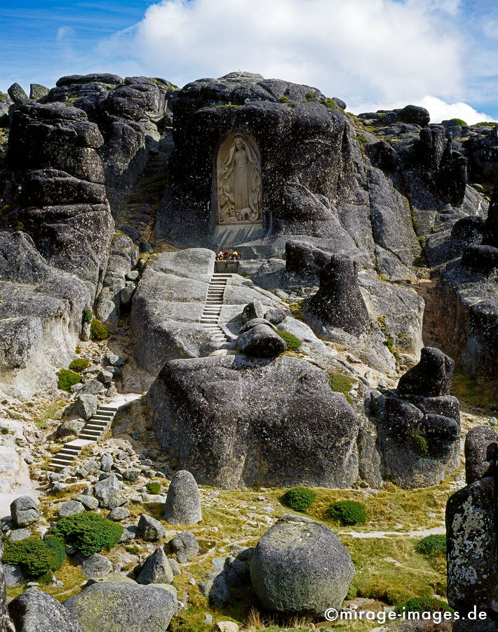 Monumento a nossa Senhora da Boa Estrela
Schlüsselwörter: Stein, Gletscher, Berge, Felsen, fantastisch, Magie, magisch, Fantasie, Geschichte, Geologie, Landschaft, Natur, natürlich, alt, surreal, unwirklich, Schönheit, Reise, rund, weich, Granit, Naturschutzgebiet, Sehenswürdigkeit, Schutzheilige, Religion,