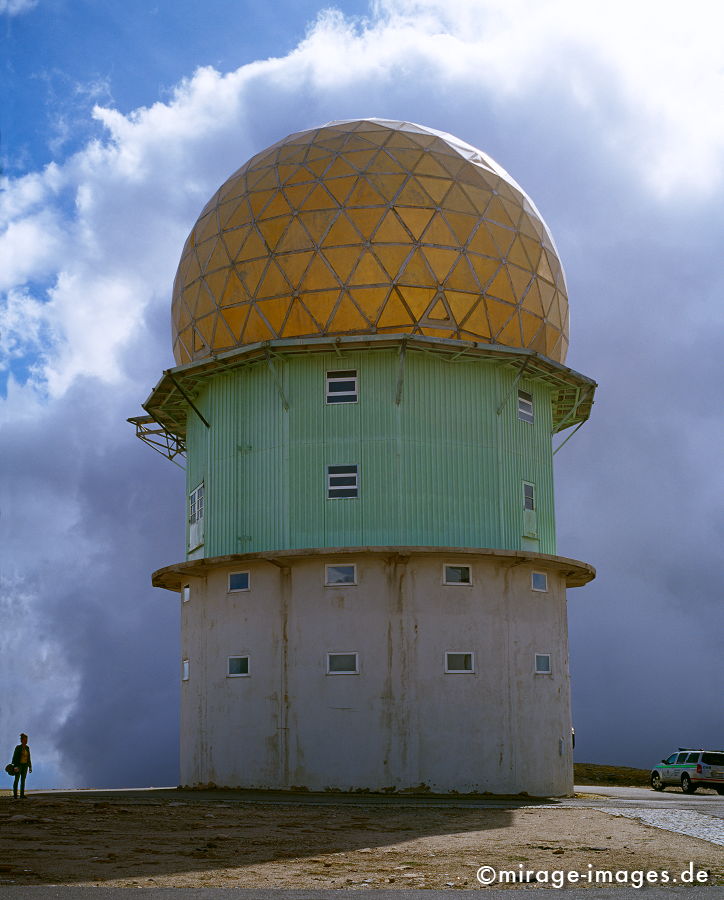 Torre
Serra da Estrela
Schlüsselwörter: architecture1, Sonne, warm, gross, Architektur, Bauwerk, Stahl, Eisen, Wahrzeichen, Tourismus, Himmel, blau, Rost, futuristisch, Halbkugel, massiv, Berg, Gipfel, Wellblech, Mülltonnen, Symbol,