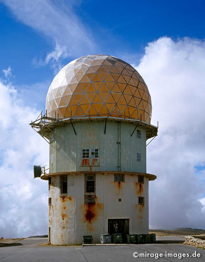 Torre
Serra da Estrela
Schlüsselwörter: architecture1, Sonne, warm, gross, Architektur, Bauwerk, Stahl, Eisen, Wahrzeichen, Tourismus, Himmel, blau, Rost, futuristisch, Halbkugel, massiv, Berg, Gipfel, Wellblech, Mülltonnen, Symbol,