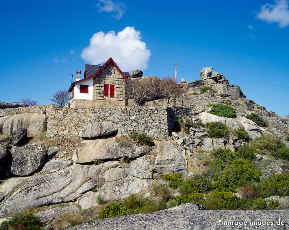 House on the Hill
Serra da Estrela
Schlüsselwörter: Stein, alt, Ausblick, Gebäude, Felsen, Himmel, blau, Berg, idyllisch, romantisch, einsam, Einsamkeit, zeitlos, Architektur, friedlich, Frieden, Wolken,